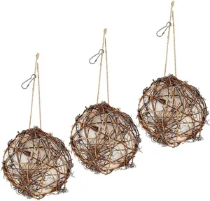 Hängendes Rattan-Vogelspielzeug im Detail mit natürlicher Textur, Hanfseil und Metallhaken.