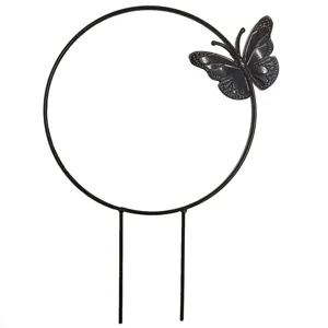Nahaufnahme des schwarzen Metall Garten Pflanzen Rankgitters mit Schmetterling und Stäben.