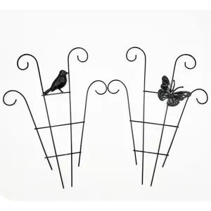 Schwarze Metall Pflanzengitter mit Vogel und Schmetterling Design für Kletterpflanzen.
