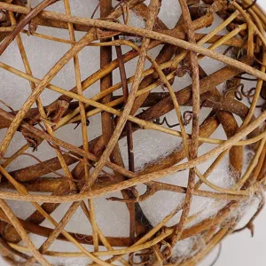 Nahaufnahme Detail von natürlichem geflochtenen Rattan Vogelspielzeug mit weißer Füllung innen.