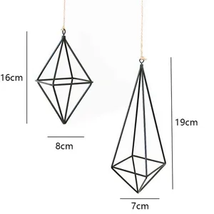 Detailansicht schwarzer geometrischer Metall-Hänge-Luftpflanzenhalter mit Maßangaben.