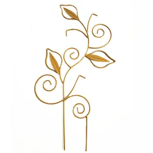 Detailaufnahme des goldenen Pflanzenkletterspaliers mit Blättern und Ranken für Blumentöpfe.