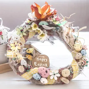 Osterkranz Detailansicht mit Blumen und Eiern für rustikale Frühlingsdekoration.
