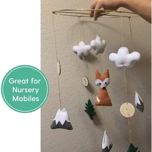 Handgemachtes Filz Mobile mit süssen Füchsen und Wolken für schöne Babybett Dekoration.