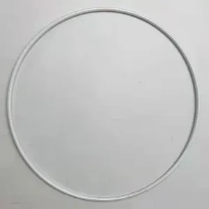 Weißer Metallring Detailansicht, runder Reif für DIY Basteln und Kränze Herstellung.