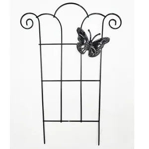 Schwarze Eisen-Kletterhilfe für Pflanzen mit Schmetterlings-Detail für Topfpflanzen im Garten.