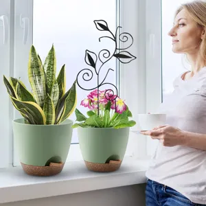 Metall-Pflanzentrank mit Blatt-Design im grünen Blumentopf, Innengarten-Szenenanzeige.