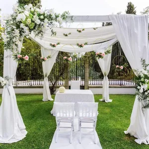 Detailansicht der goldenen Blumenreifen, ideal für DIY-Bastelarbeiten und Hochzeitsdekor.