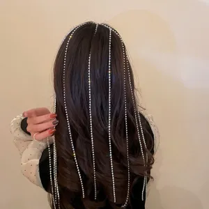Detalle de cadena de pelo con borlas de diamantes de imitación, tocado elegante de metal para mujer