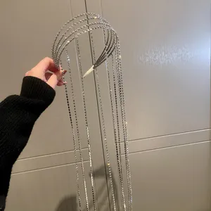 Primer plano detallado de la diadema de borlas de diamantes de imitación multicapa, brillo.