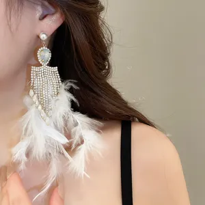 Boucles d'oreilles élégantes en strass et plumes pour femmes, bijoux de mode.