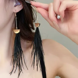 Boucles d'oreilles longues à pampilles de plumes noires, bijoux élégants en métal doré.