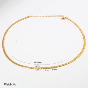 Gouden slangenketting ketting met zirkonia hangertje, minimalistische damessieraden stijl.