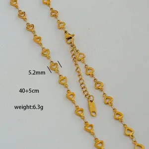 Collar de acero inoxidable dorado con corazones huecos vista de detalle y medidas.