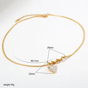 Gouden roestvrijstalen ketting met druppel zirkonia en elegant spiraalvormig design.