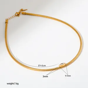 Gedetailleerd overzicht van gouden roestvrijstalen slangkettinghalsband met kristallen hanger