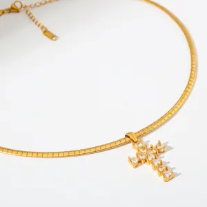 Detailopname van gouden roestvrijstalen slangketting met hart zirconia kruis hanger.