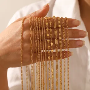Conjunto de collares de cadena dorada en capas con estilos de cuerda, corazón y estrellas.