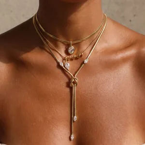 Goudkleurige gelaagde ketting set met slangenkettingen en sprankelende kristallen hangers.