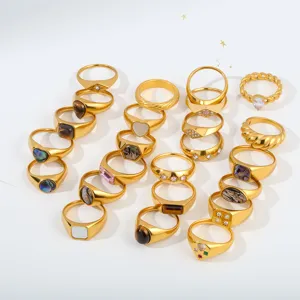 Vista detallada de anillos de moda chapados en oro de tendencia con varias incrustaciones de piedra.