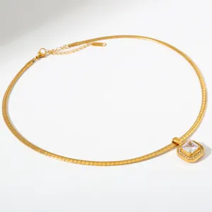 Roestvrijstalen vierkante zirkonia hanger halsketting met slangenketting en halo design detail.