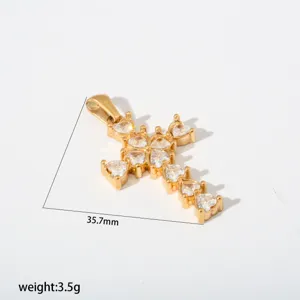 Nahaufnahme des eleganten Strass-Kreuzanhängers mit feiner Verarbeitung und glänzenden Steinen.