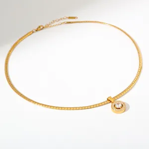 Goudkleurige roestvrijstalen platte slangketting ketting met ronde strass hanger.