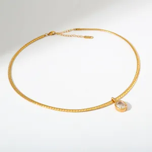 Gouden roestvrijstalen slangketting ketting met een elegante transparante ovale hanger.