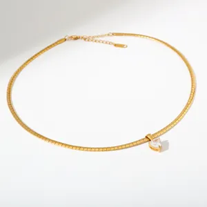 Gouden roestvrijstalen slangenketting halsketting met fonkelend hart kristal hanger detail.