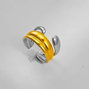 Primer plano detallado del moderno anillo abierto de acero inoxidable con acabado bicolor brillante.