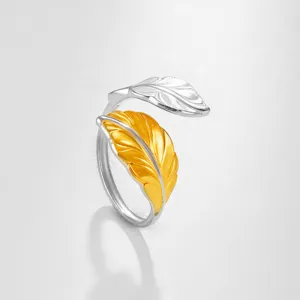 Vista detallada anillo de hoja ajustable de acero inoxidable bicolor, joya elegante