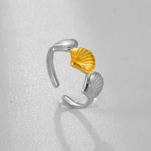 Primer plano detallado del anillo de concha bicolor de acero inoxidable ajustable.