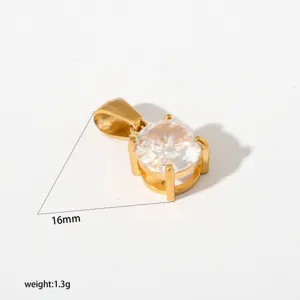 Nahaufnahme Detailansicht eines minimalistischen goldenen Edelstahlanhängers mit Zirkonia.