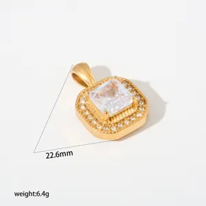 Eleganter quadratischer Halo-Anhänger mit funkelndem Zirkonia in Goldoptik Detailansicht.