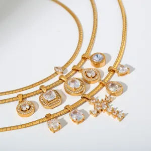 Goudkleurige roestvrijstalen gelaagde ketting met mooie fonkelende zirkonia hangers.
