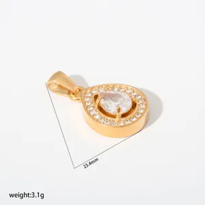 Erhöhen Sie Ihren Stil mit diesem eleganten vergoldeten Zirkonia Tropfen-Anhänger.