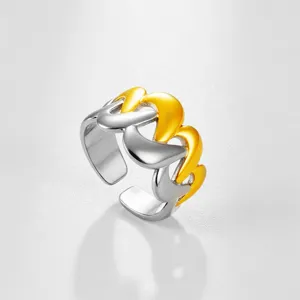 Anillo abierto ajustable de acero inoxidable bicolor, detalle moderno para joyería.