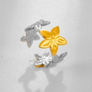 Anillo ajustable flor bicolor de acero inoxidable detalle de cerca joya de moda.