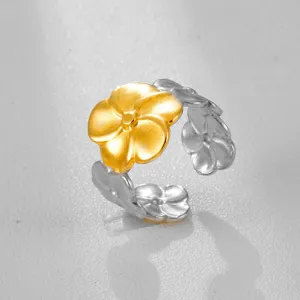 Exquisito anillo de flor bicolor de acero inoxidable, banda abierta ajustable, detalle.