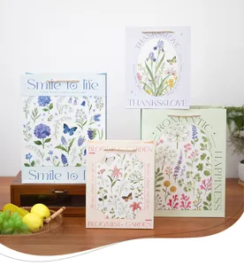 Detailansicht frischer botanischer Blumen-Geschenkpapierbeutel mit elegantem Druck.