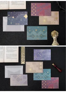 Detailansicht kreativer Grußkarten mit Goldfolienprägung, Umschlägen und eleganten Requisiten.