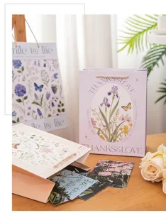 Detailansicht der Blumengeschenktüten mit botanischen Illustrationen und Papiertüten.