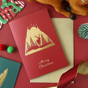 Rote Weihnachtskarte mit Goldfolienprägung Hirsch Berg Design und Umschlag Hauptbild