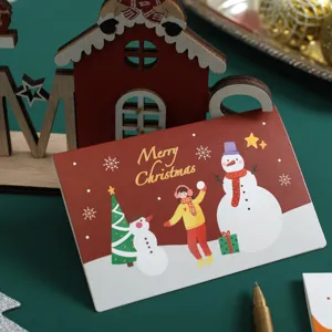 Kreative niedliche Cartoon Kinder Weihnachtskarte mit Schneemann und Weihnachtsbaum.