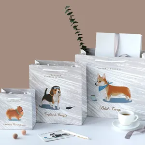 Kreative minimalistische Papiertragetaschen mit niedlichen Hunden für tolle Geschenke.