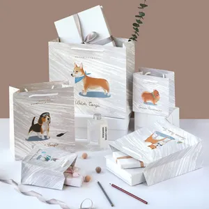 Kreative minimalistische Geschenktüten aus Papier mit niedlichen Hunden für Feiertage.