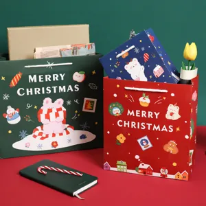 Niedliche Weihnachtstüten aus Papier mit Bären-Design, festliche Geschenktüten für die Feiertage.