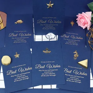 Vintage Goldfolien Grußkarten Set mit exquisiten Metallanhängern für Feiertagsgeschenke.