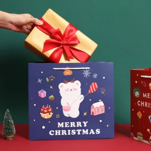 Weihnachtsgeschenk Papiertüte mit süßem Bären und Kuchendesign, perfekte Feiertagsverpackung.