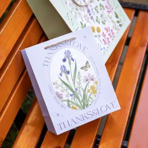 Blumen Papiergeschenkbeutel mit elegantem Blumenmuster und Henkel zum Geschenke verpacken